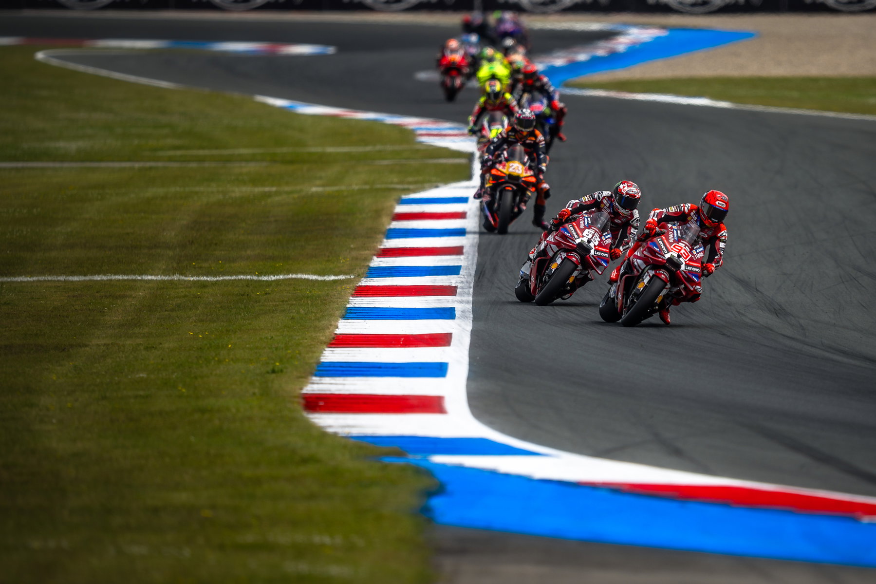 Marc Márquez und Francesco Bagnaia auf ihren Ducati Desmosedici GP führen ein Verfolgerfeld durch die Kurven von Assen – MotoGP Dutch GP Assen 2026
