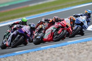 Luca Marini auf der Castrol-Honda 10 im Zweikampf mit mehreren Fahrern in der Kurve – MotoGP Dutch GP Assen 2026