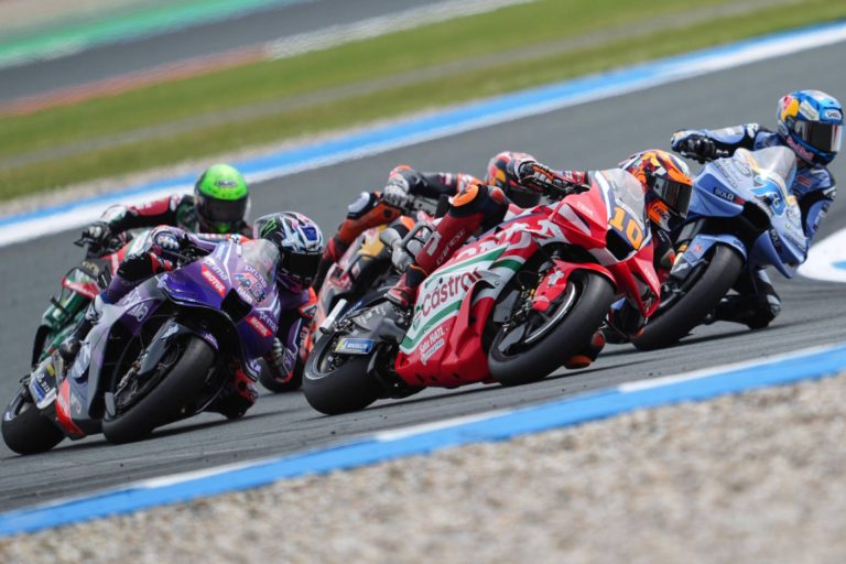 Luca Marini auf der Castrol-Honda 10 im Zweikampf mit mehreren Fahrern in der Kurve – MotoGP Dutch GP Assen 2026