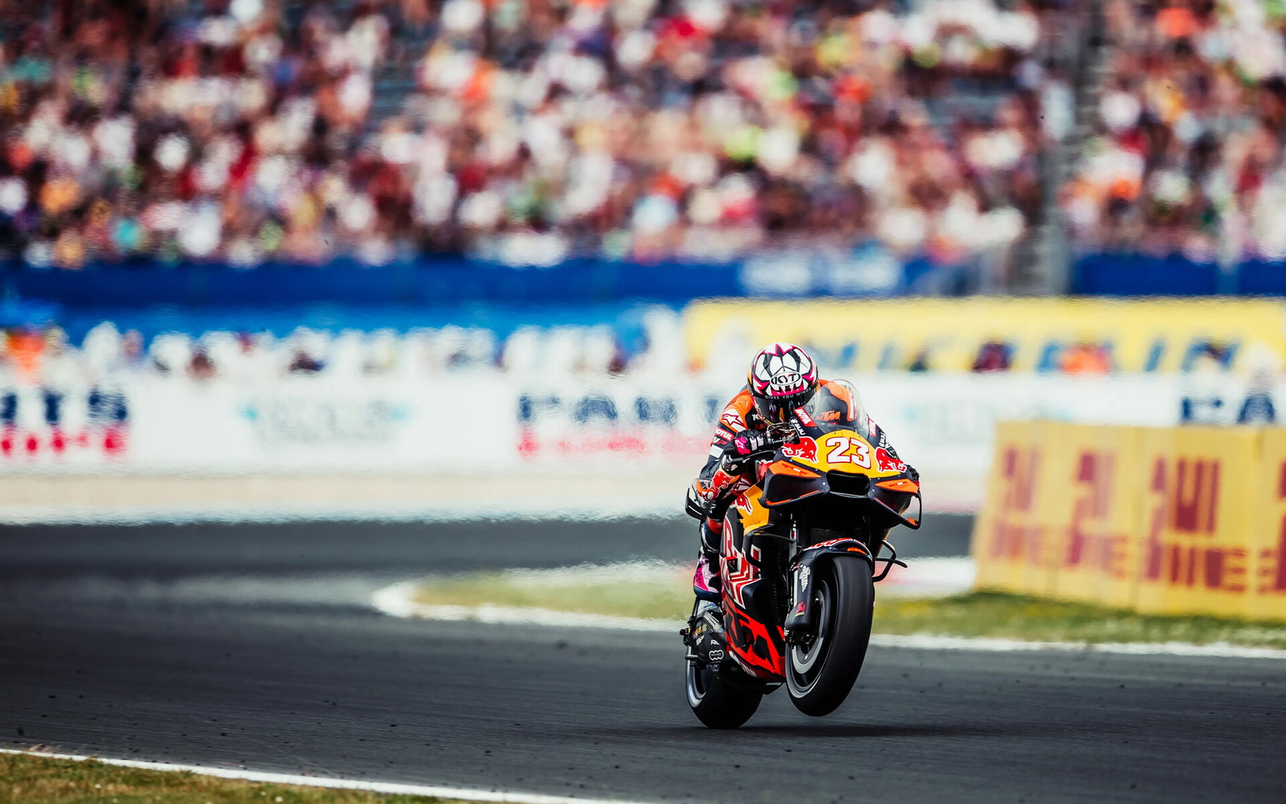 Senna Agius zu Tech3: Warum WM-Spitzenreiter Gonzalez leer ausgeht 7 Enea Bastianini beschleunigt die Red Bull KTM Tech3 RC16 23 aus der Kurve vor vollen Rängen – MotoGP Dutch GP Assen 2026