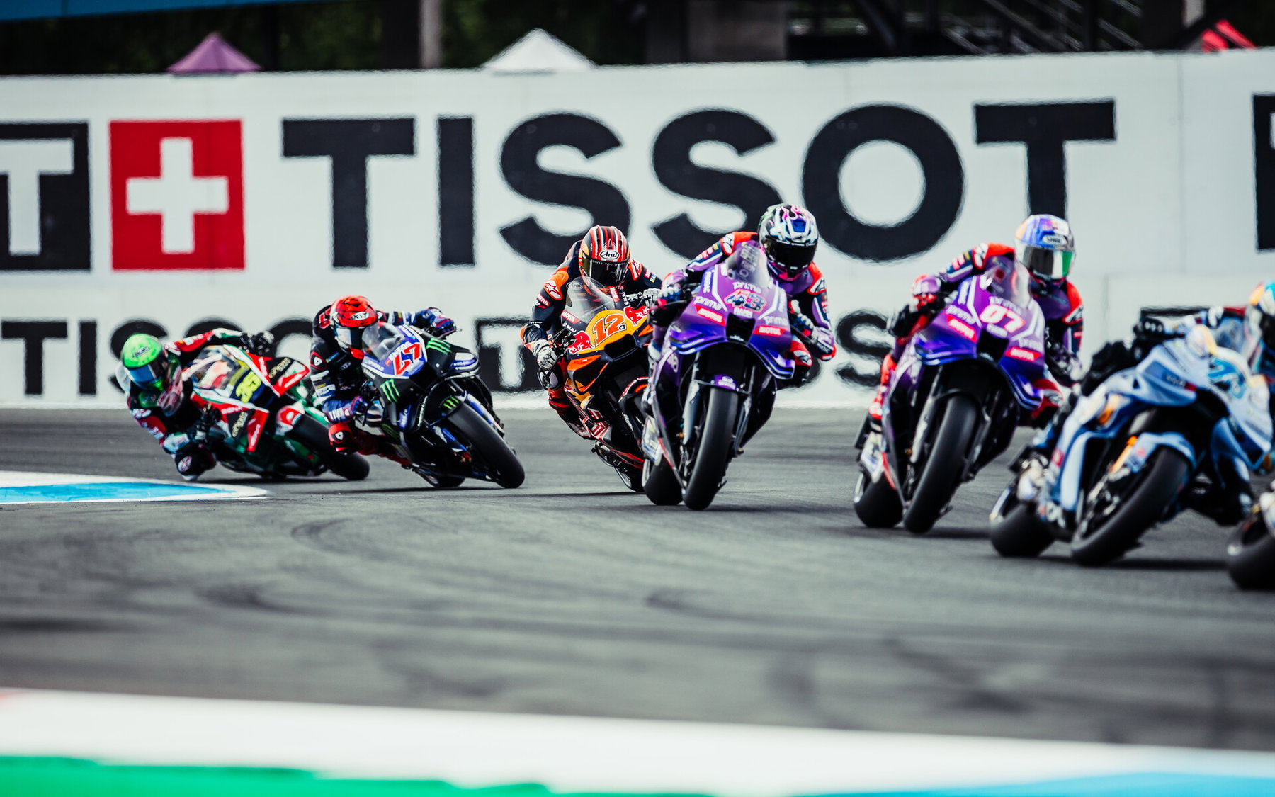 Vinales fehlt in Silverstone: Neue Diagnose erklärt die Schwäche 6 Maverick Viñales auf der Red Bull KTM Tech3 RC16 12 im Zweikampf mit mehreren Fahrern vor der TISSOT-Bande – MotoGP Dutch GP Assen 2026