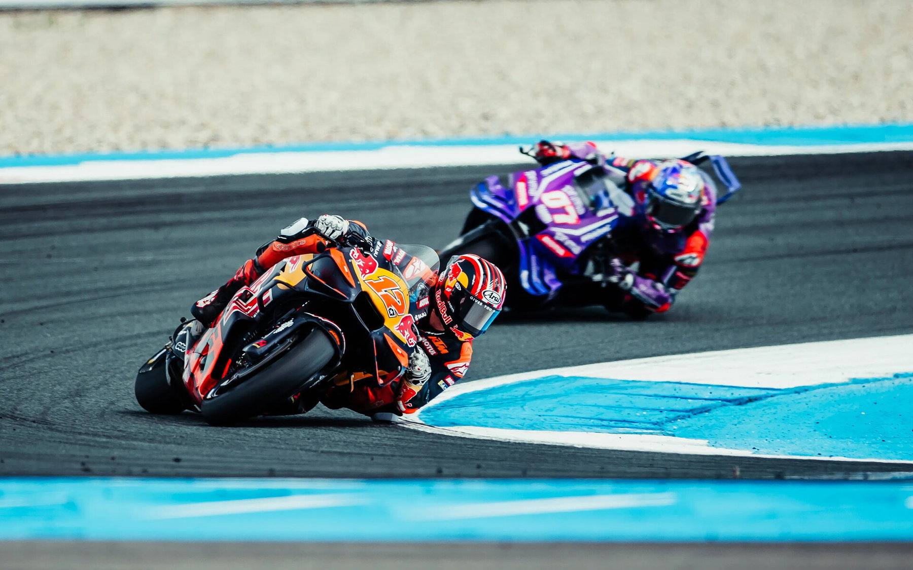 MotoGP-Sorgen vor dem Sachsenring: Marquez, Vinales, Bezzecchi 3 Maverick Viñales zirkelt die Red Bull KTM Tech3 RC16 12 vor einem Pramac-Fahrer durch die Kurve von Assen – MotoGP Dutch GP Assen 2026