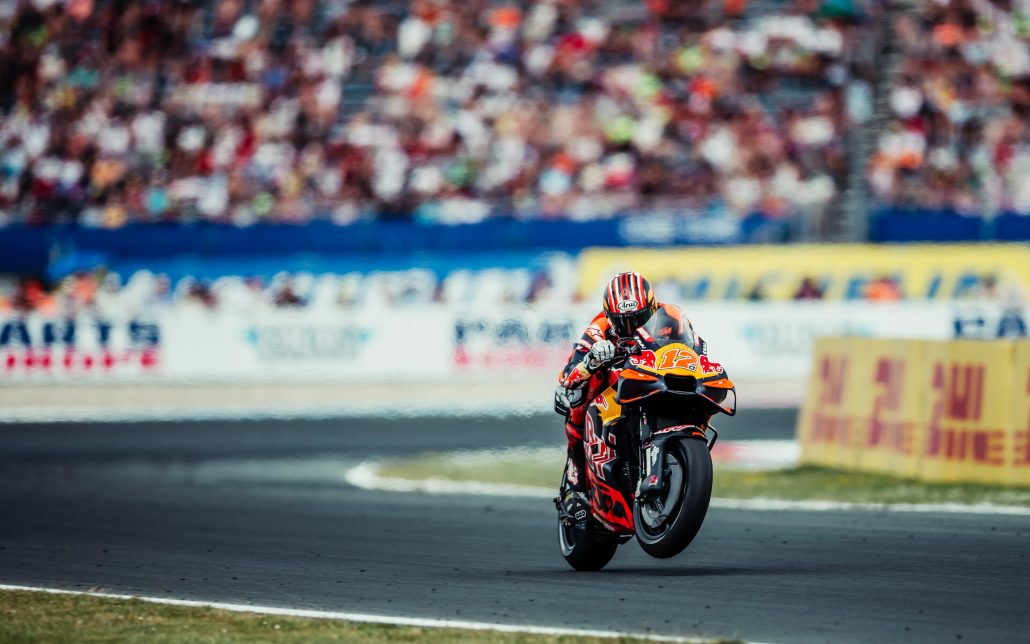Vinales vor dem MotoGP-Aus: KTM schildert den Bruch ganz anders 5 Maverick Viñales beschleunigt die Red Bull KTM Tech3 RC16 12 mit Wheelie vor vollbesetzter Tribüne – MotoGP Dutch GP Assen 2026