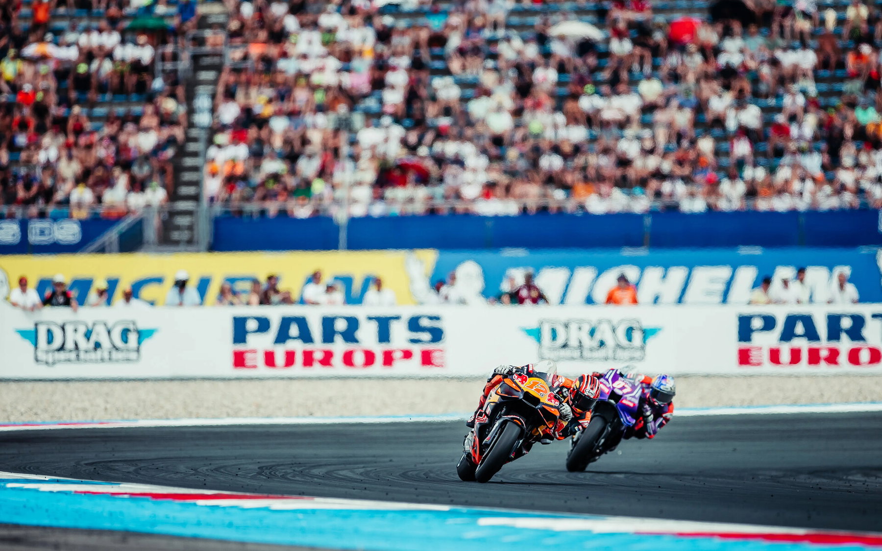 Maverick Viñales führt auf der Red Bull KTM Tech3 RC16 vor einem Pramac-Fahrer in Assen – MotoGP Dutch GP Assen 2026