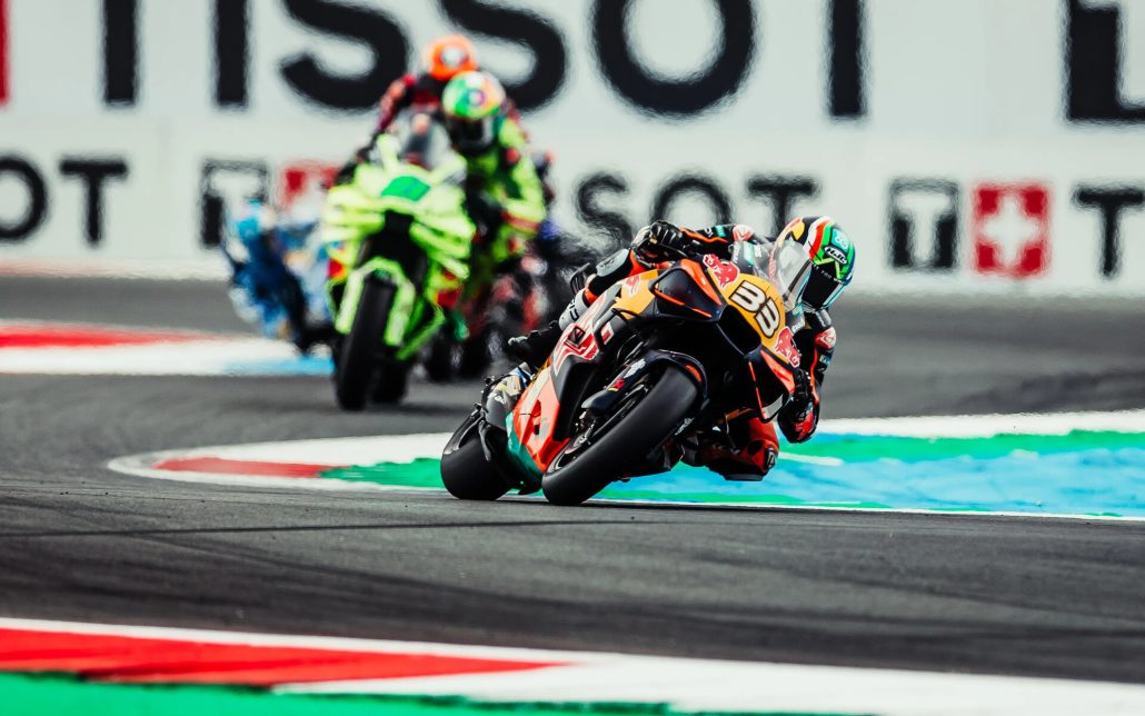 KTM baut MotoGP-Werksteam um: Marquez und Diggia kommen 2027 3 Brad Binder in Schräglage auf der Red Bull KTM RC16 33, Seitenansicht am Kurvenrand – MotoGP Dutch GP Assen 2026