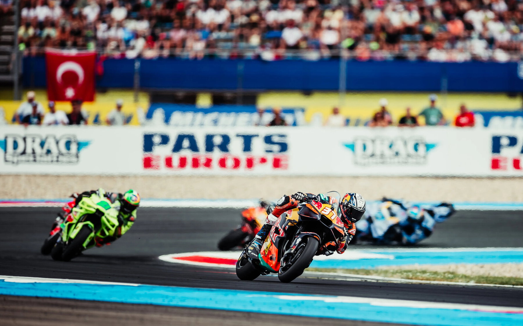 Pedro Acosta erfolgreich operiert: Comeback am Sachsenring geplant 1 Pedro Acosta führt auf der Red Bull KTM RC16 eine Verfolgergruppe durch eine Kurve in Assen – MotoGP Dutch GP Assen 2026