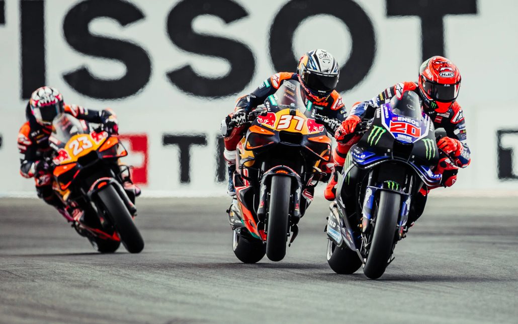 Pedro Acosta auf der Red Bull KTM 37 im Dreikampf Rad an Rad mit zwei Gegnern – MotoGP Dutch GP Assen 2026