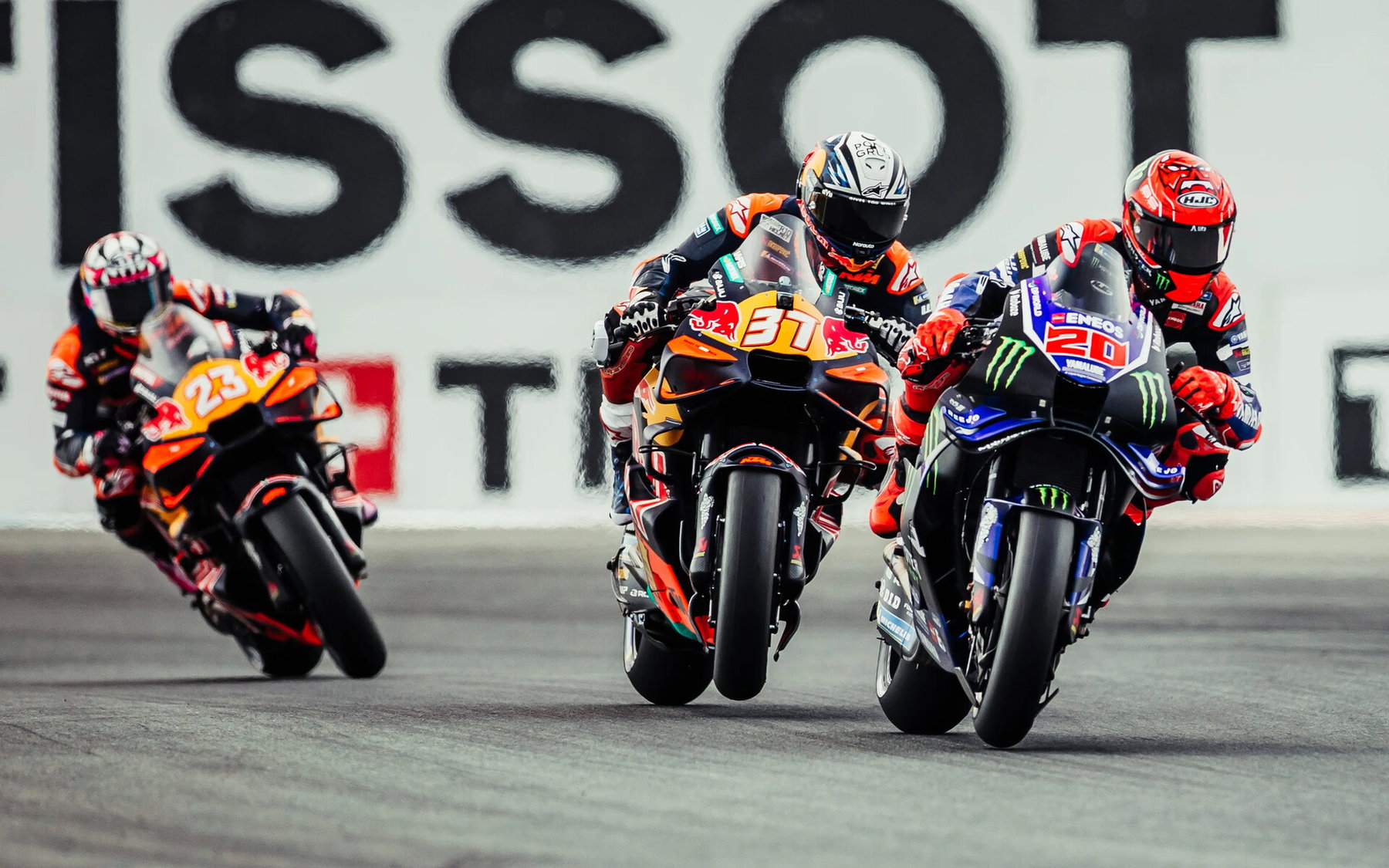 Pedro Acosta auf der Red Bull KTM 37 im Dreikampf Rad an Rad mit zwei Gegnern – MotoGP Dutch GP Assen 2026