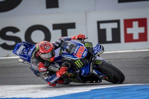 Fabio Quartararo in Schräglage auf der blauen Monster-Energy-Yamaha M1 20 am Kurvenrand von Assen – MotoGP Dutch GP Assen 2026