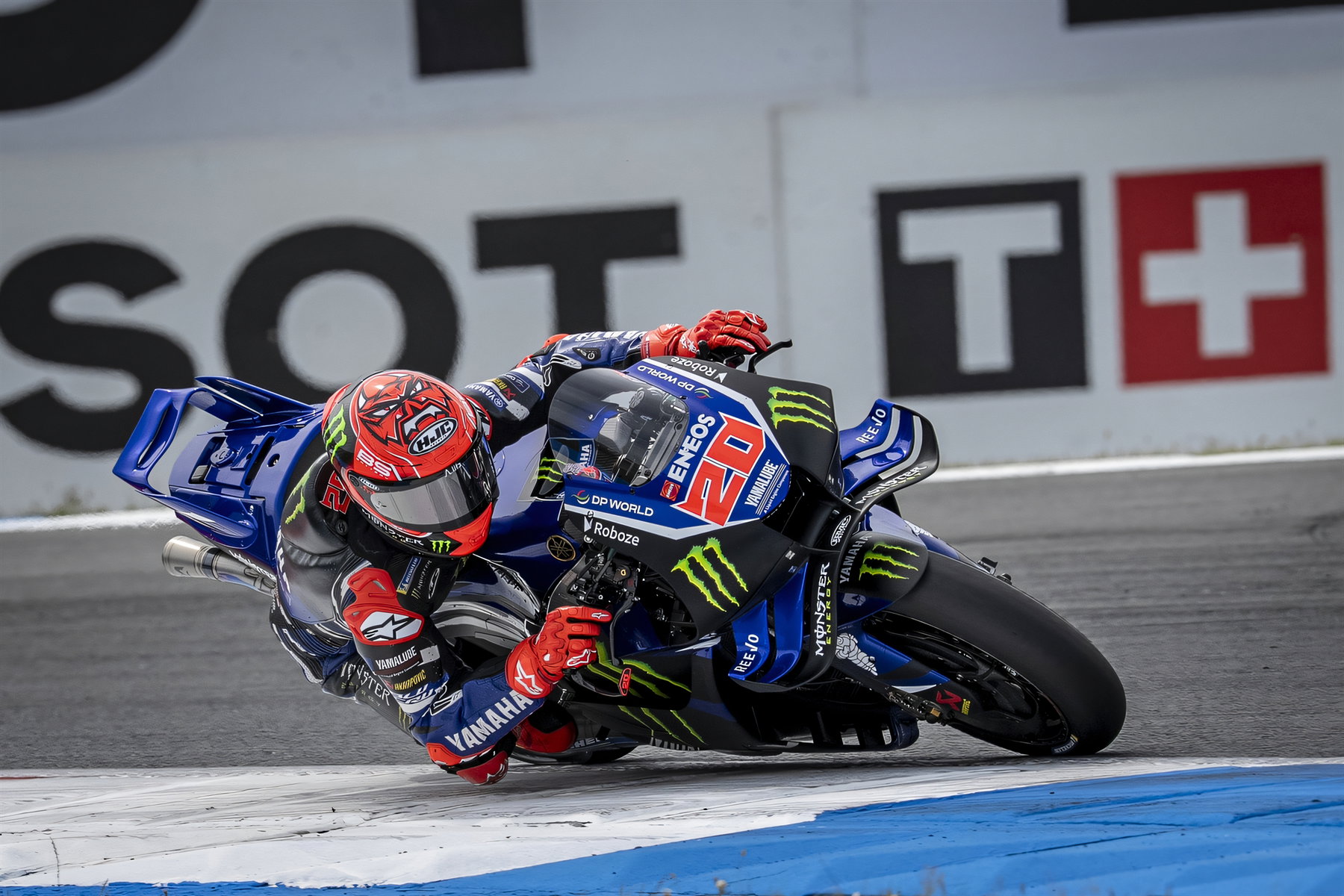 Fabio Quartararo in Schräglage auf der blauen Monster-Energy-Yamaha M1 20 am Kurvenrand von Assen – MotoGP Dutch GP Assen 2026