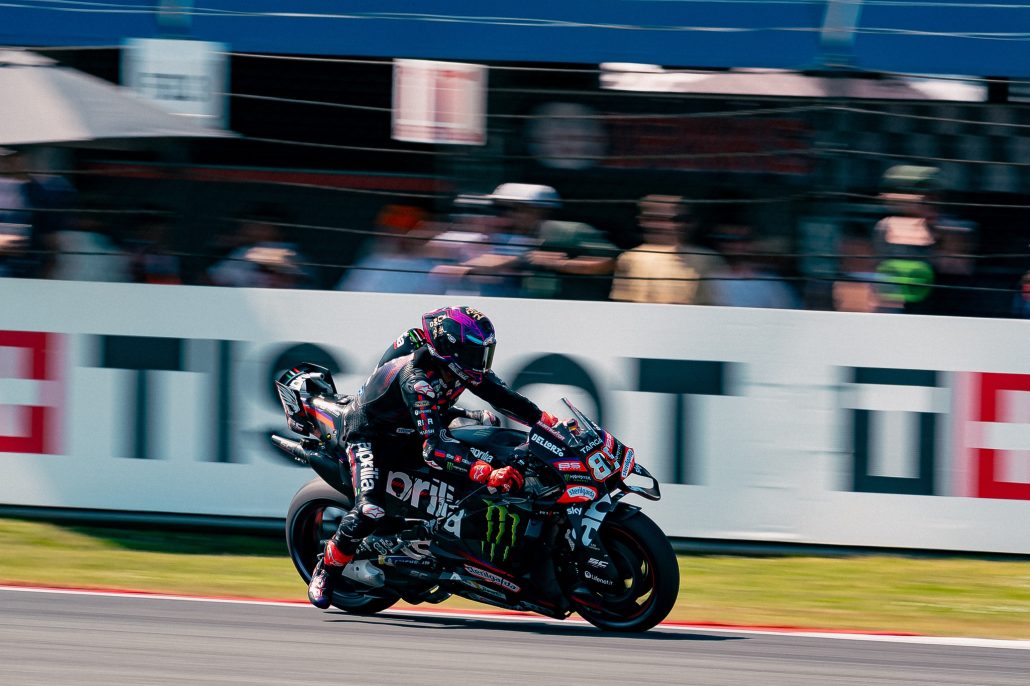 Jorge Martin auf der Aprilia RS-GP mit Startnummer 89 vor den Tribünen – MotoGP Niederlande-GP Assen 2026