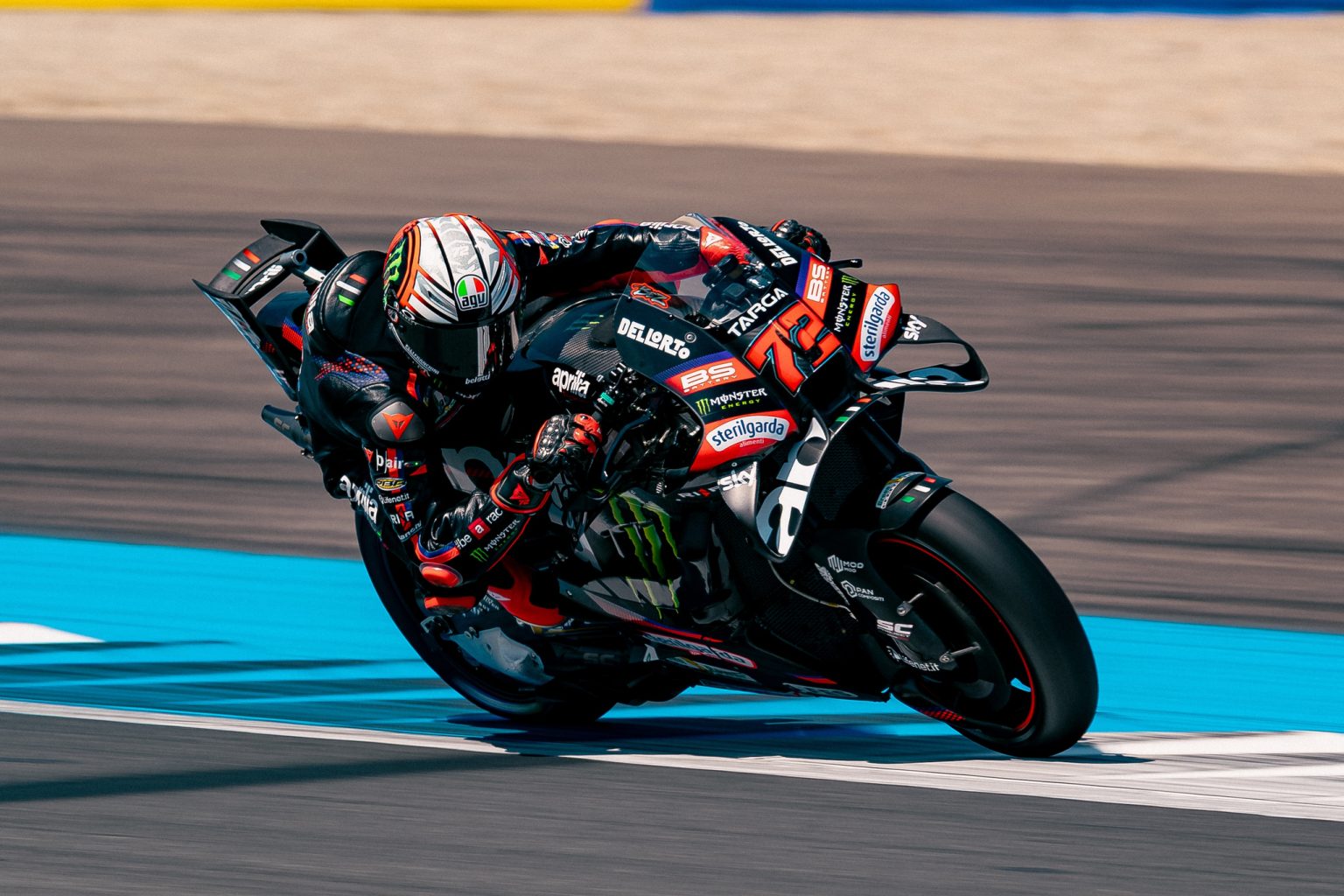 Marco Bezzecchi in Schräglage auf der Aprilia RS-GP mit der Startnummer 72 – Freies Training zum MotoGP Niederlande-GP in Assen 2026