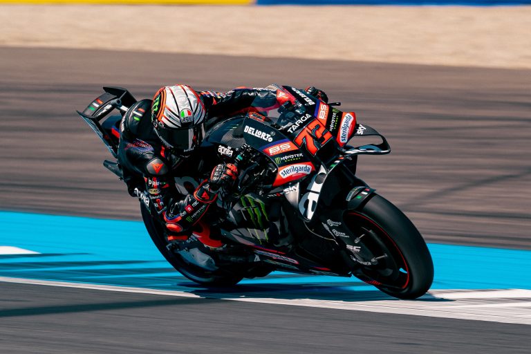Marco Bezzecchi in Schräglage auf der Aprilia RS-GP mit der Startnummer 72 – Freies Training zum MotoGP Niederlande-GP in Assen 2026