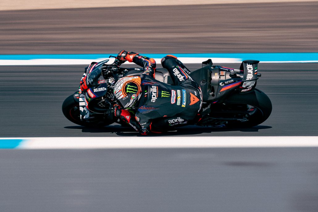 Marco Bezzecchi in extremer Schräglage auf der Aprilia RS-GP mit Startnummer 72 – MotoGP Niederlande-GP Assen 2026