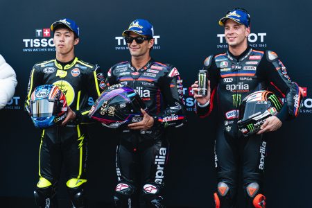 Ai Ogura, Jorge Martin und Marco Bezzecchi mit blauen Michelin-Pole-Caps vor der Tissot-Wand – historischer Aprilia-Frontrow-Lockout im Qualifying des MotoGP Niederlande GP in Assen 2026