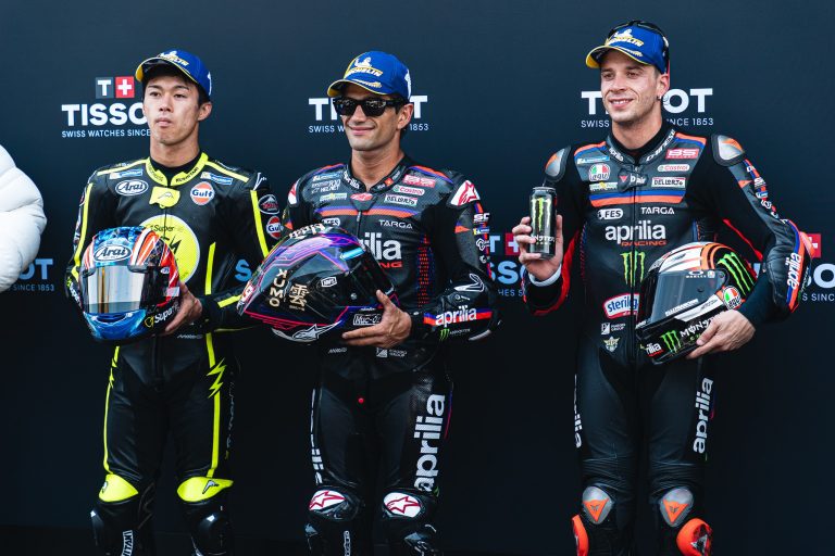 Ai Ogura, Jorge Martin und Marco Bezzecchi mit blauen Michelin-Pole-Caps vor der Tissot-Wand – historischer Aprilia-Frontrow-Lockout im Qualifying des MotoGP Niederlande GP in Assen 2026