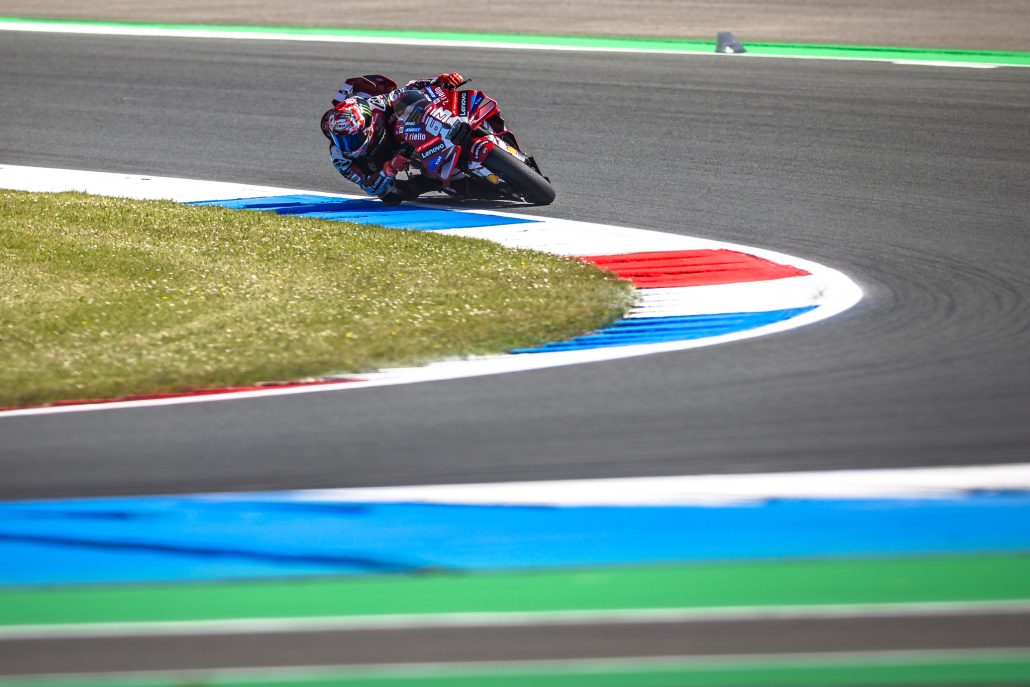 Francesco Bagnaia in Schräglage auf der Ducati Desmosedici GP mit Startnummer 63 – Freies Training zum MotoGP Niederlande-GP in Assen 2026