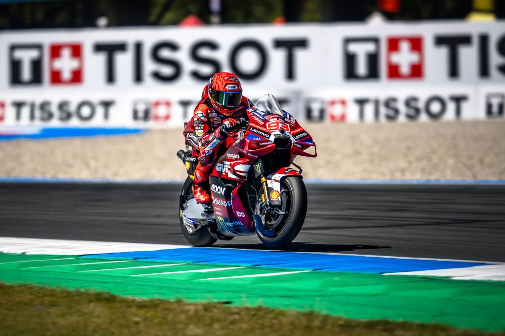 Marc Márquez beschleunigt auf der Ducati Desmosedici GP mit Startnummer 93 – MotoGP Niederlande-GP Assen 2026