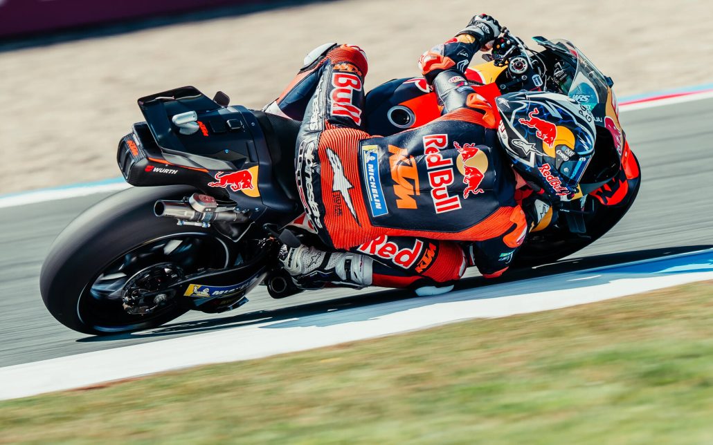 Pedro Acosta in Schräglage auf der Red Bull KTM RC16 mit Startnummer 31 – Freies Training zum MotoGP Niederlande-GP in Assen 2026