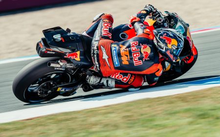 Pedro Acosta in Schräglage auf der Red Bull KTM RC16 mit Startnummer 31 – Freies Training zum MotoGP Niederlande-GP in Assen 2026