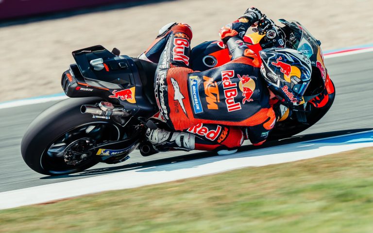 Pedro Acosta in Schräglage auf der Red Bull KTM RC16 mit Startnummer 31 – Freies Training zum MotoGP Niederlande-GP in Assen 2026