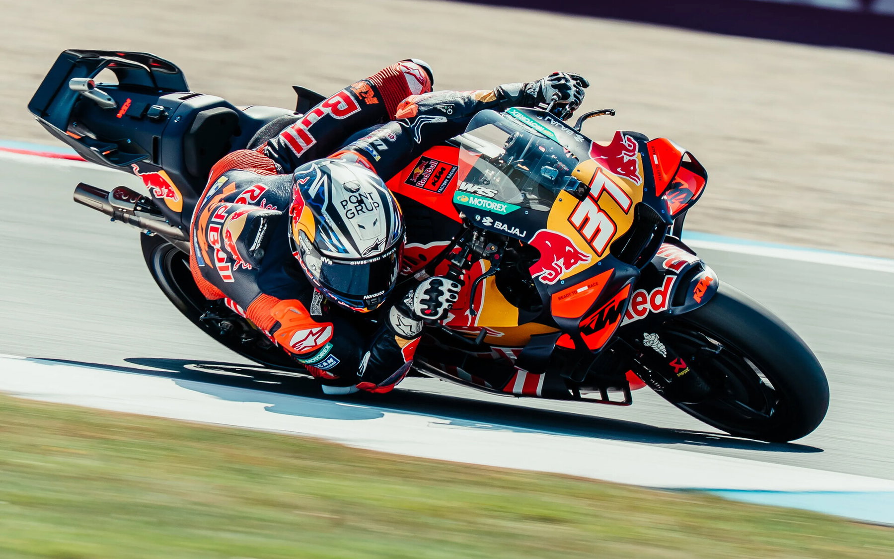 Pedro Acosta in motion blur on the Red Bull KTM RC16 with number 31 – MotoGP Dutch GP Assen 2026