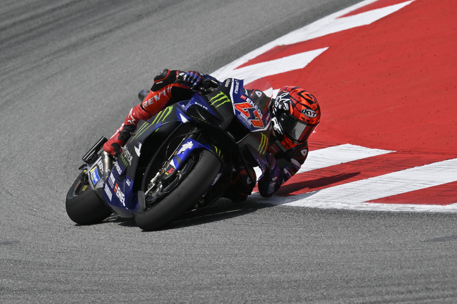 Álex Rins in Schräglage über den Randstein auf der Monster Energy Yamaha YZR-M1 mit Startnummer 42 – MotoGP Niederlande-GP Assen 2026