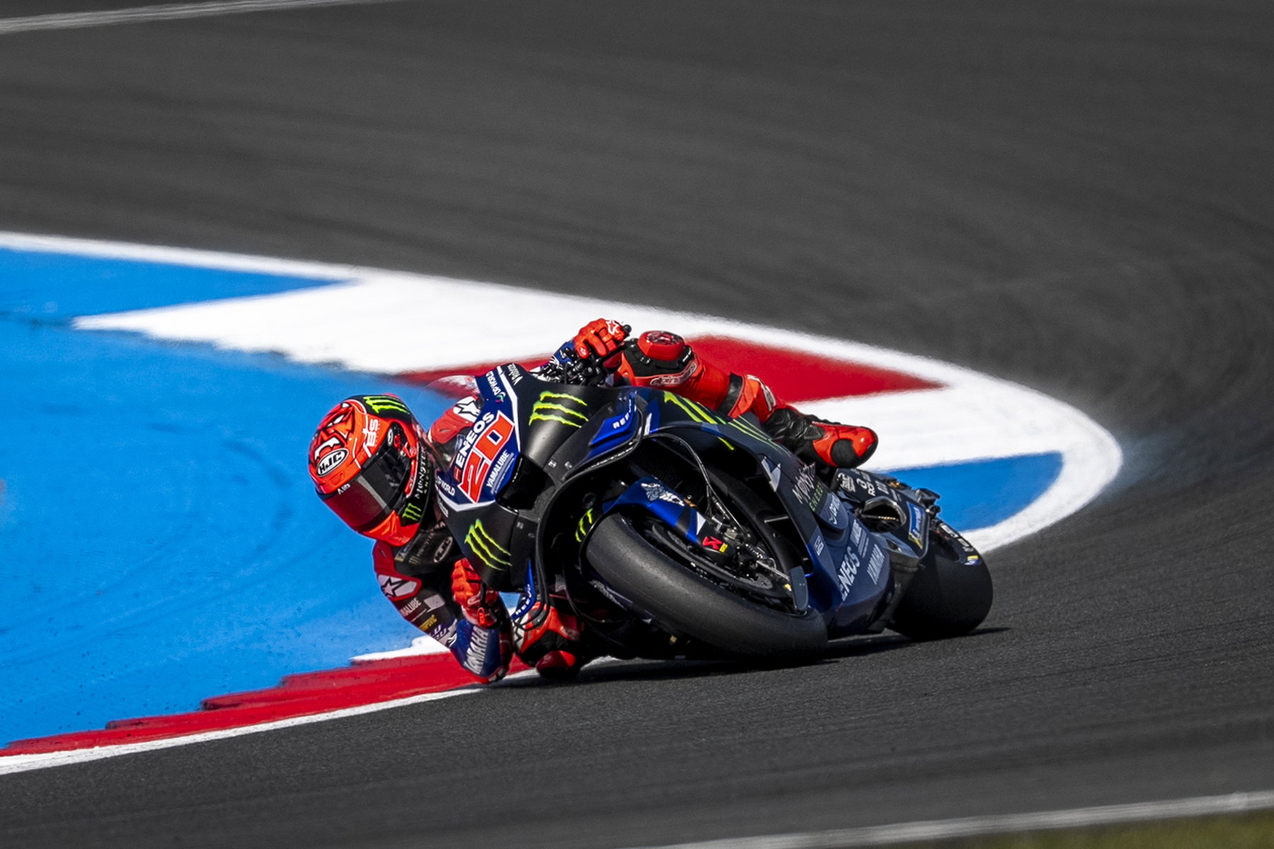 Fabio Quartararo legt die Monster Energy Yamaha YZR-M1 mit Startnummer 20 in die Kurve – MotoGP Niederlande-GP Assen 2026
