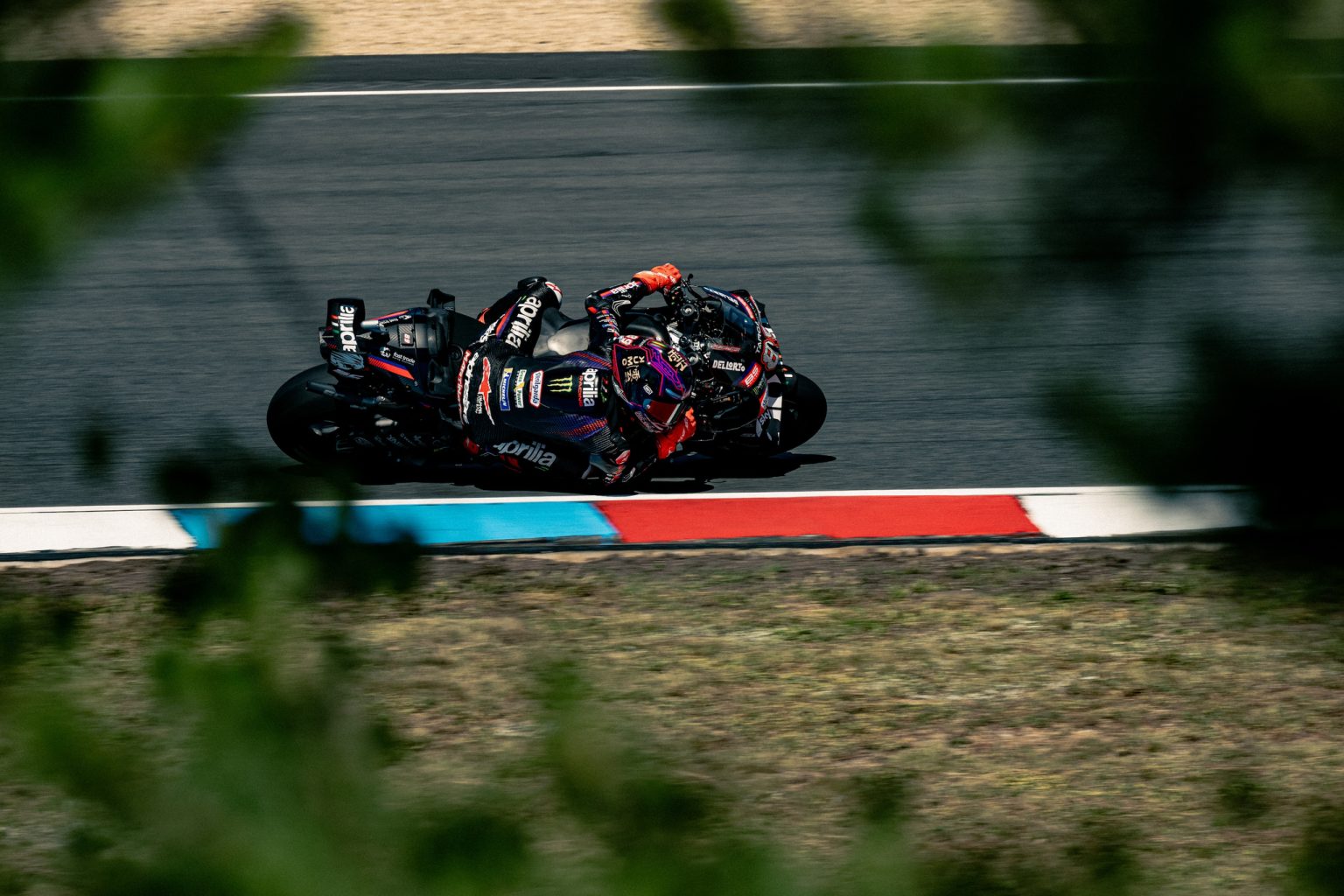 Aprilia gibt beim ersten 850er-Test in Brünn den Ton an, Marquez stürzt glimpflich Jorge Martín in Seitenansicht auf der Aprilia RS-GP – MotoGP Tschechien-GP Brno 2026