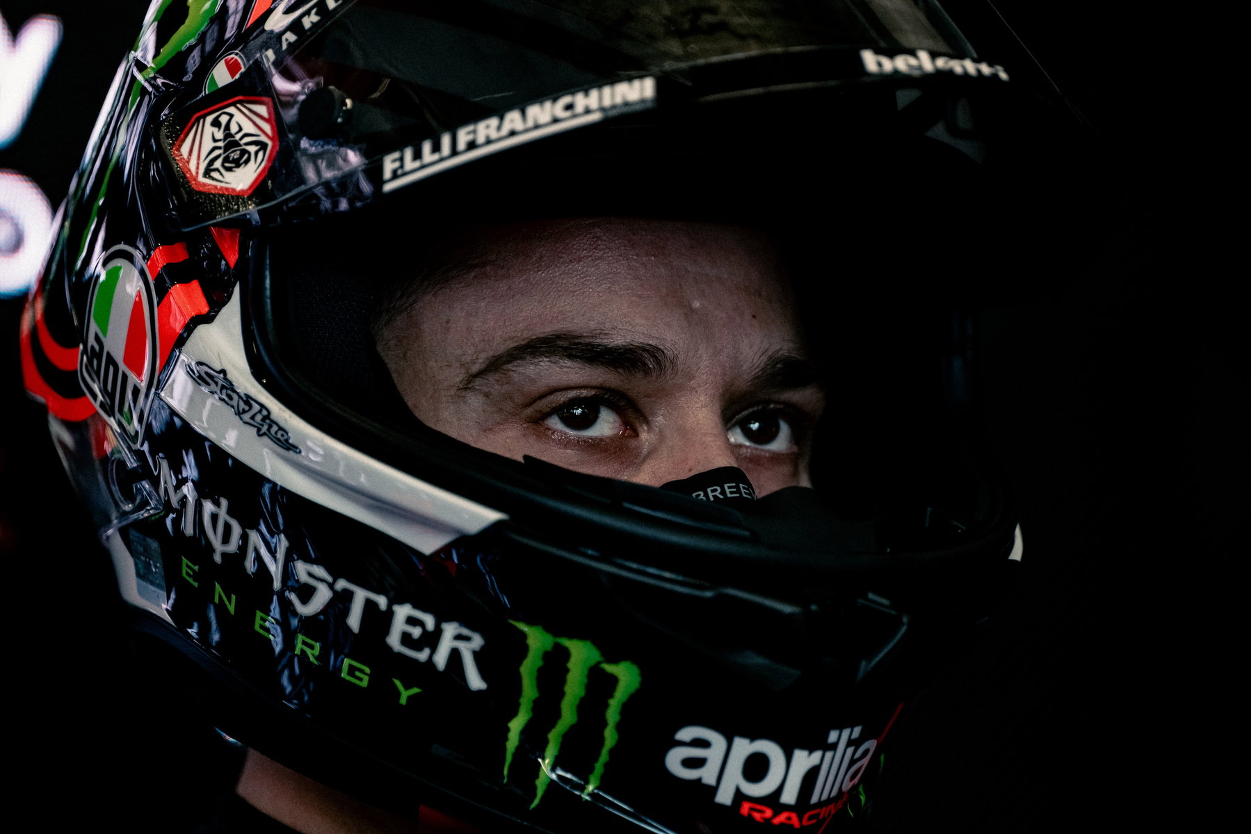 Bezzecchi Suspended After Marshal Incident: Consequences for Championship Lead 1 Marco Bezzecchi Porträt mit AGV-Helm in der Aprilia-Box – MotoGP Tschechien-GP Brno 2026