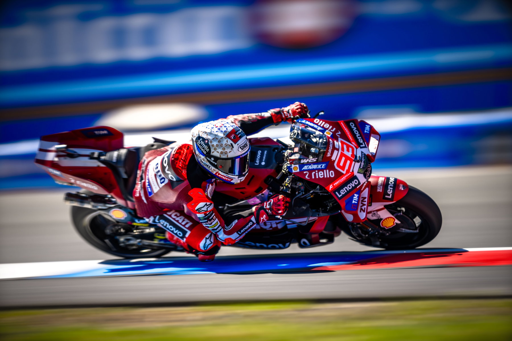 Marc Márquez in Seitenansicht auf der Ducati Desmosedici beim Anbremsen – MotoGP Tschechien-GP Brno 2026