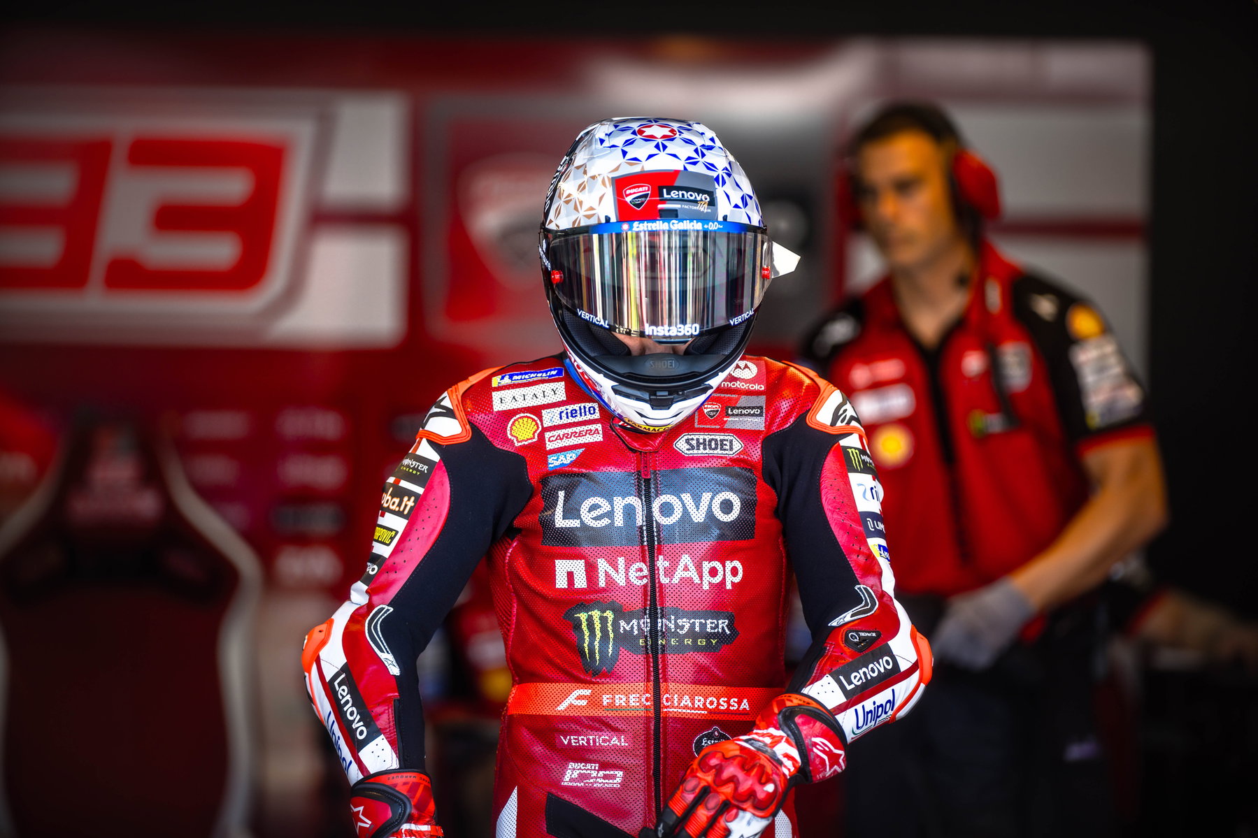 MotoGP-Sorgen vor dem Sachsenring: Marquez, Vinales, Bezzecchi 1 Marc Márquez mit Helm in der Box des Ducati Lenovo Teams – MotoGP Tschechien-GP Brno 2026