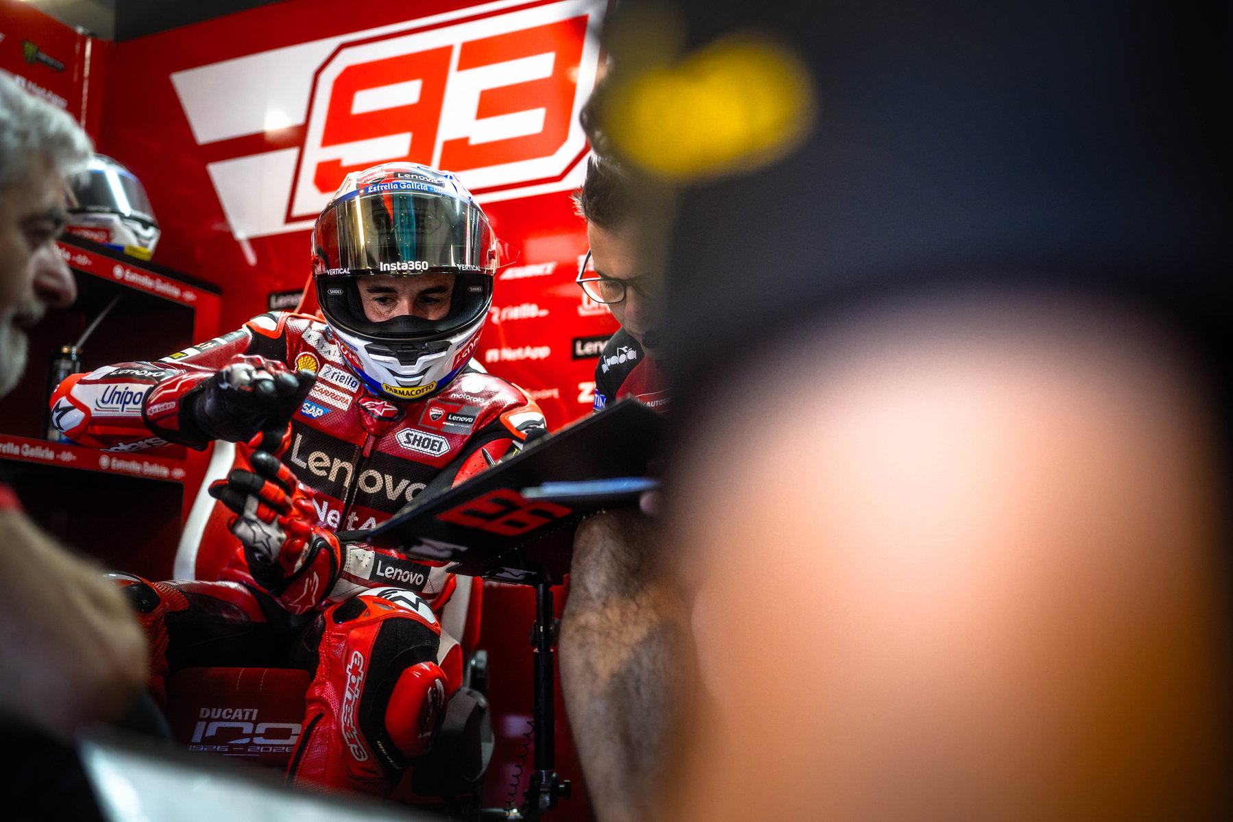 Marc Marquez in tiefer Schräglage auf der Ducati Desmosedici GP26 – MotoGP Tschechien-GP Brno 2026