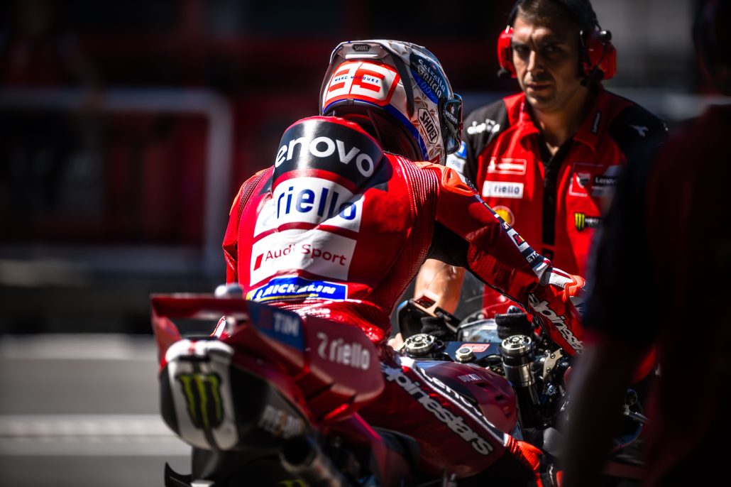 Aprilia gibt beim ersten 850er-Test in Brünn den Ton an, Marquez stürzt glimpflich 6 Marc Márquez bespricht in der Box mit seinem Techniker die Daten – MotoGP Tschechien-GP Brno 2026