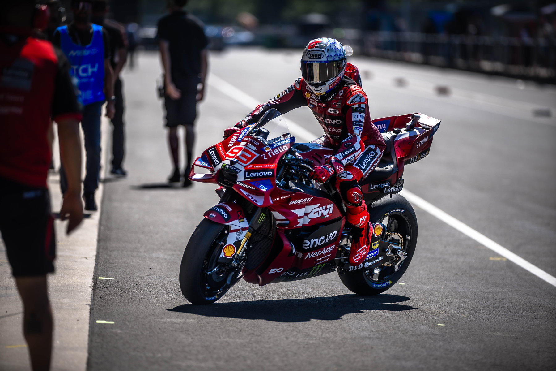 Marquez gewinnt in Brno: Was der Sieg für den MotoGP-Titelkampf heißt 1 Marc Márquez in Seitenansicht auf der Ducati Desmosedici vor den Bäumen von Brno – MotoGP Tschechien-GP Brno 2026