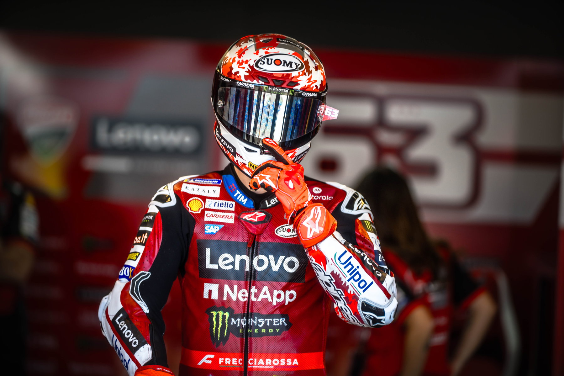 Pecco Bagnaia mit Suomy-Helm in der Box des Ducati Lenovo Teams – MotoGP Tschechien-GP Brno 2026