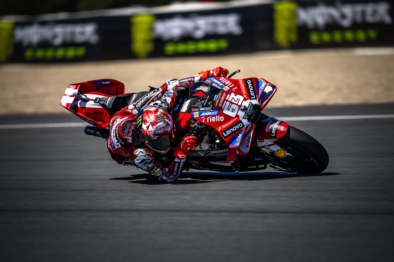 Bagnaia wins Brno Sprint: Bezzecchi crash costs championship points Pecco Bagnaia in tiefer Schräglage auf der Ducati Desmosedici – MotoGP Tschechien-GP Brno 2026