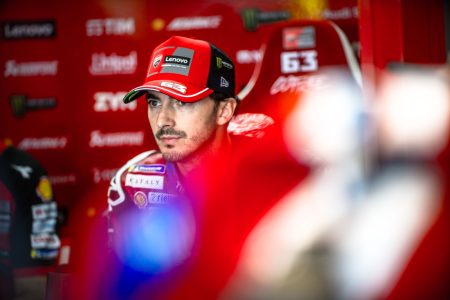 Pecco Bagnaia mit Team-Cap im Fahrerlager des Ducati Lenovo Teams – MotoGP Tschechien-GP Brno 2026