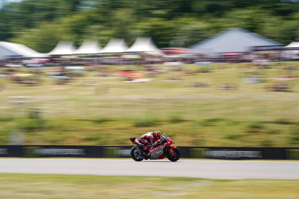 MotoGP Brings Forward Holeshot Ban: What Changes at Assen and Beyond 1 Luca Marini auf der Honda RC213V in der Streckenübersicht vor den Tribünen von Brno – MotoGP Tschechien-GP Brno 2026