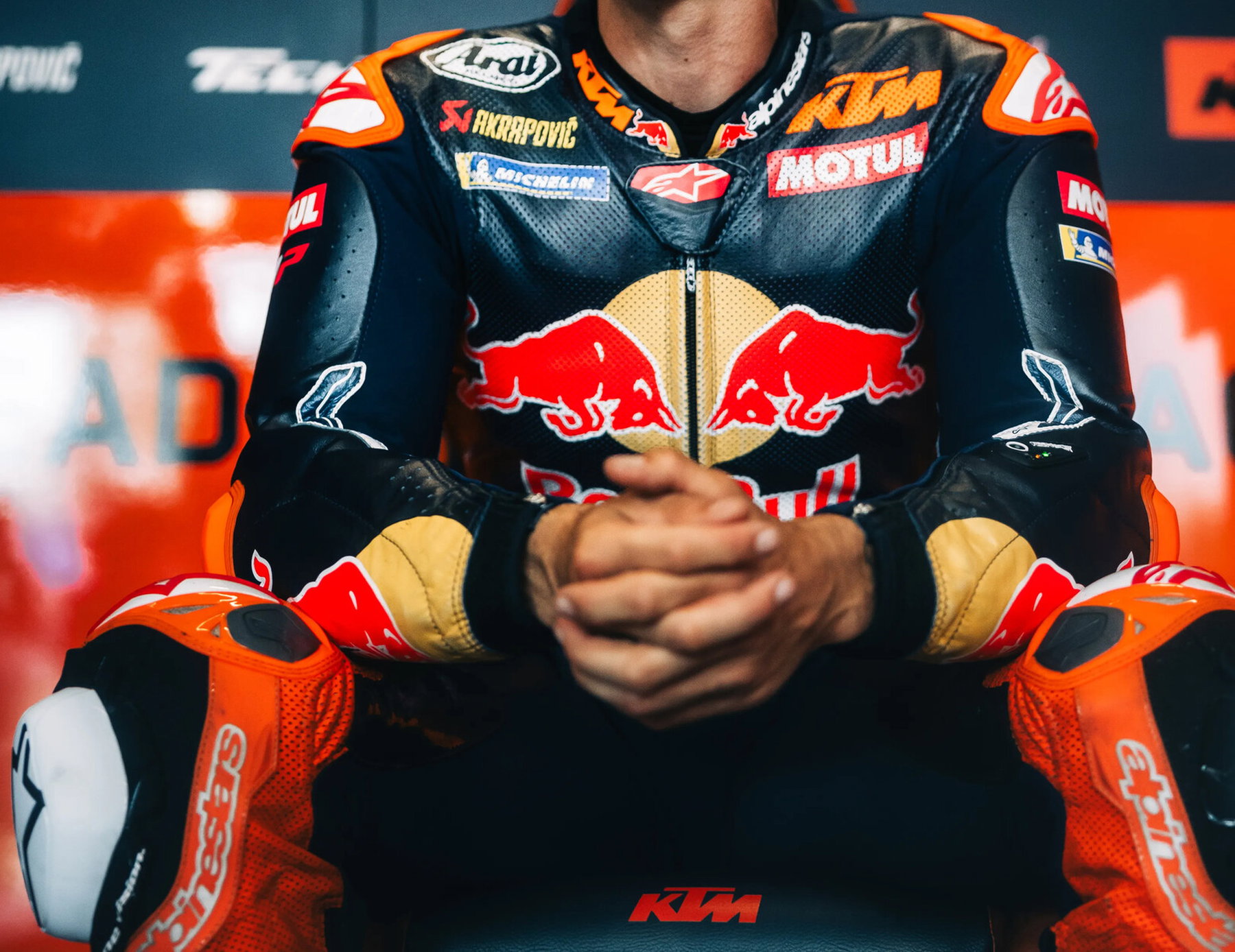 Maverick Viñales in der Red-Bull-KTM-Lederkombi sitzend in der Box – MotoGP Tschechien-GP Brno 2026