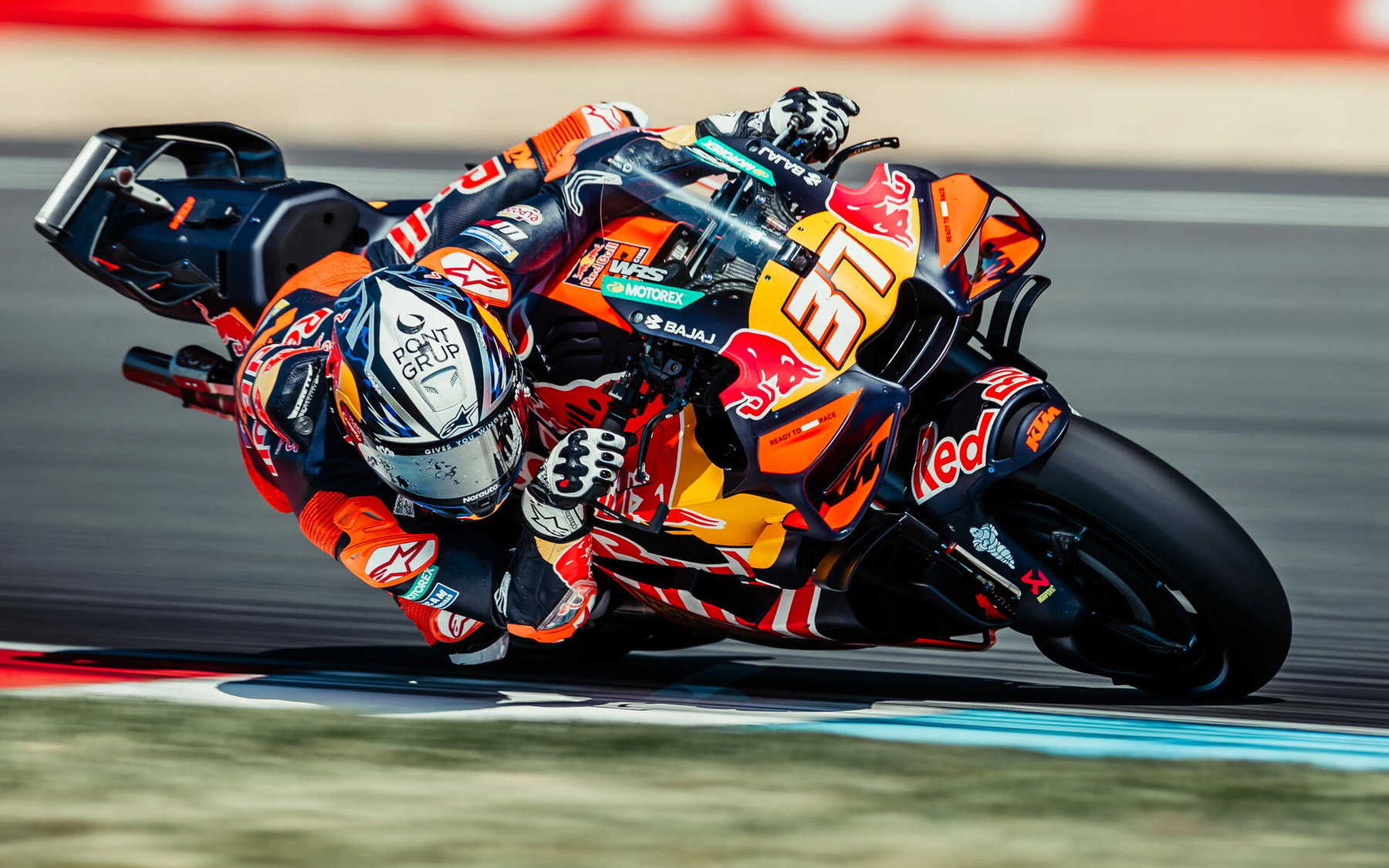 Marquez gewinnt in Brno: Was der Sieg für den MotoGP-Titelkampf heißt 6 Pedro Acosta in tiefer Schräglage auf der Red Bull KTM RC16 – MotoGP Tschechien-GP Brno 2026