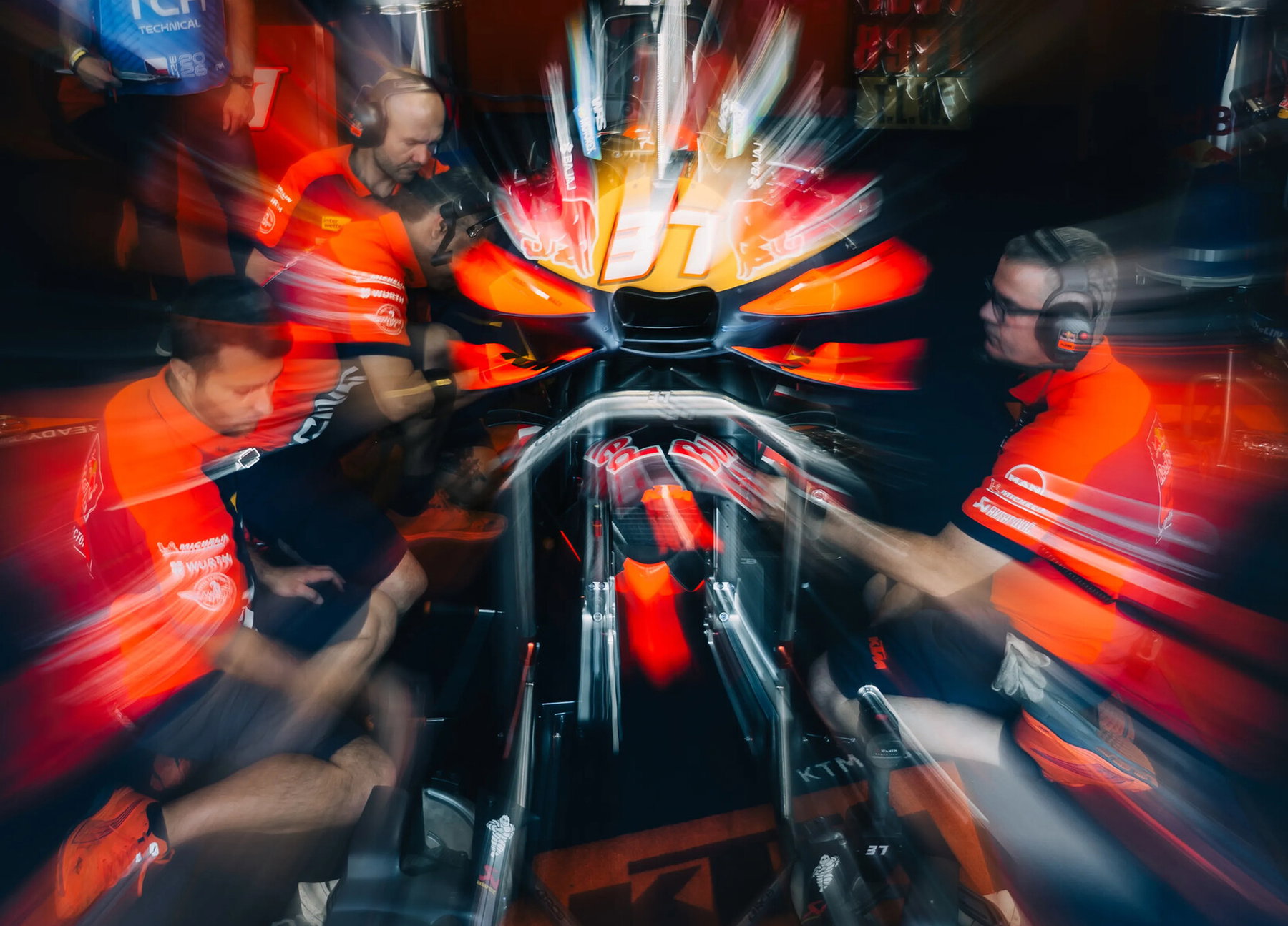 KTM kopiert Aprilias F-Duct: Aero-Wettrüsten vor der 850er-Ära 6 Pedro Acostas Red Bull KTM RC16 mit der Startnummer 31 in der Box, Mechaniker in Bewegungsunschärfe – MotoGP Tschechien-GP Brno 2026