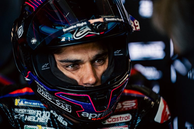 Jorge Martin über Ducati: „Verträge bedeuten den Herstellern nichts“ Jorge Martin im Helm-Porträt in der Aprilia-Box – MotoGP Ungarn GP Balaton Park 2026