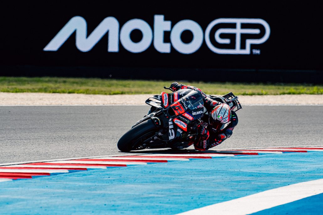 Jorge Martin nach Ungarn-Crash: Strafe für Brünn und Folgen im WM-Kampf 3 Marco Bezzecchi auf der Aprilia RS-GP26 mit der Startnummer 72 in Schräglage vor dem MotoGP-Schriftzug – MotoGP Ungarn GP Balaton Park 2026