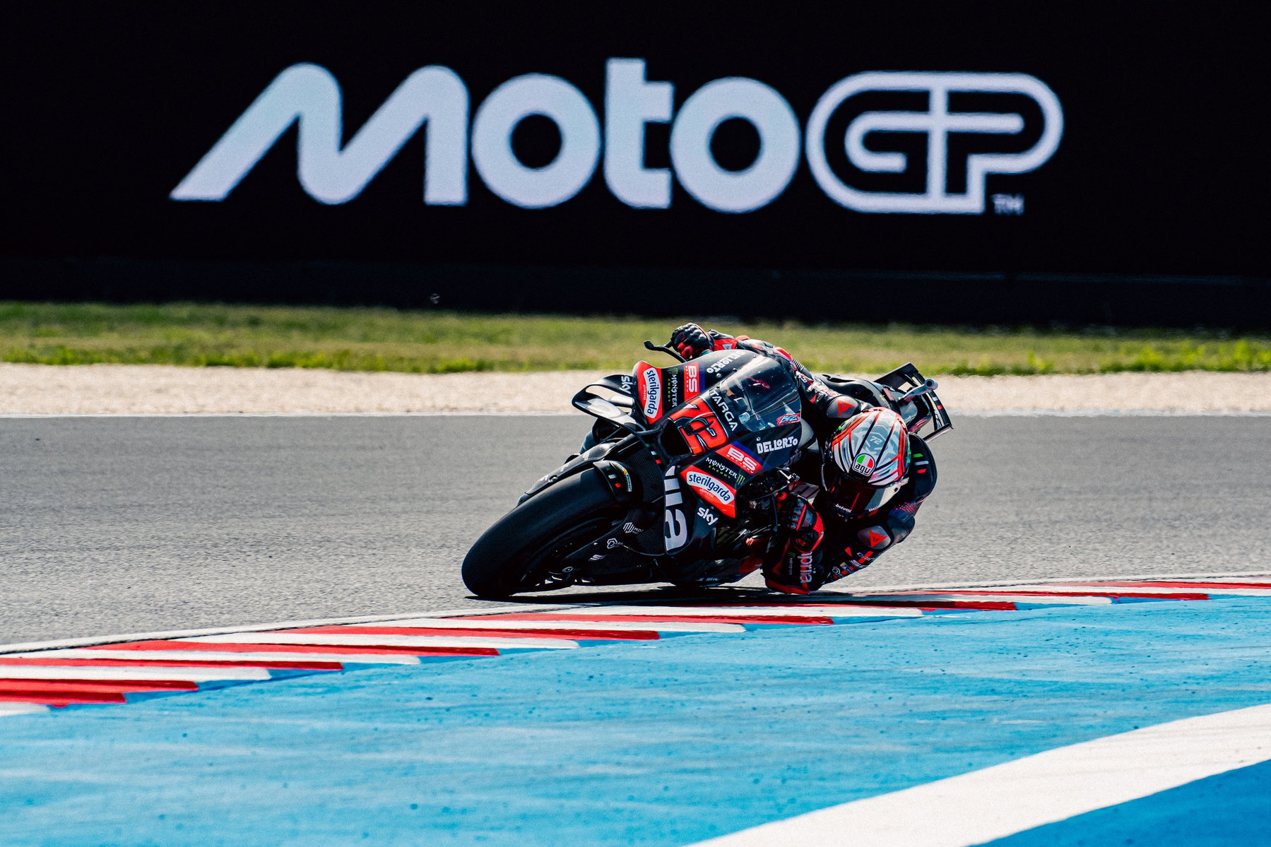 Marquez gegen Aprilia: Was vor dem Brünn-Wochenende zählt 5 Marco Bezzecchi auf der Aprilia RS-GP26 mit der Startnummer 72 in Schräglage vor dem MotoGP-Schriftzug – MotoGP Ungarn GP Balaton Park 2026