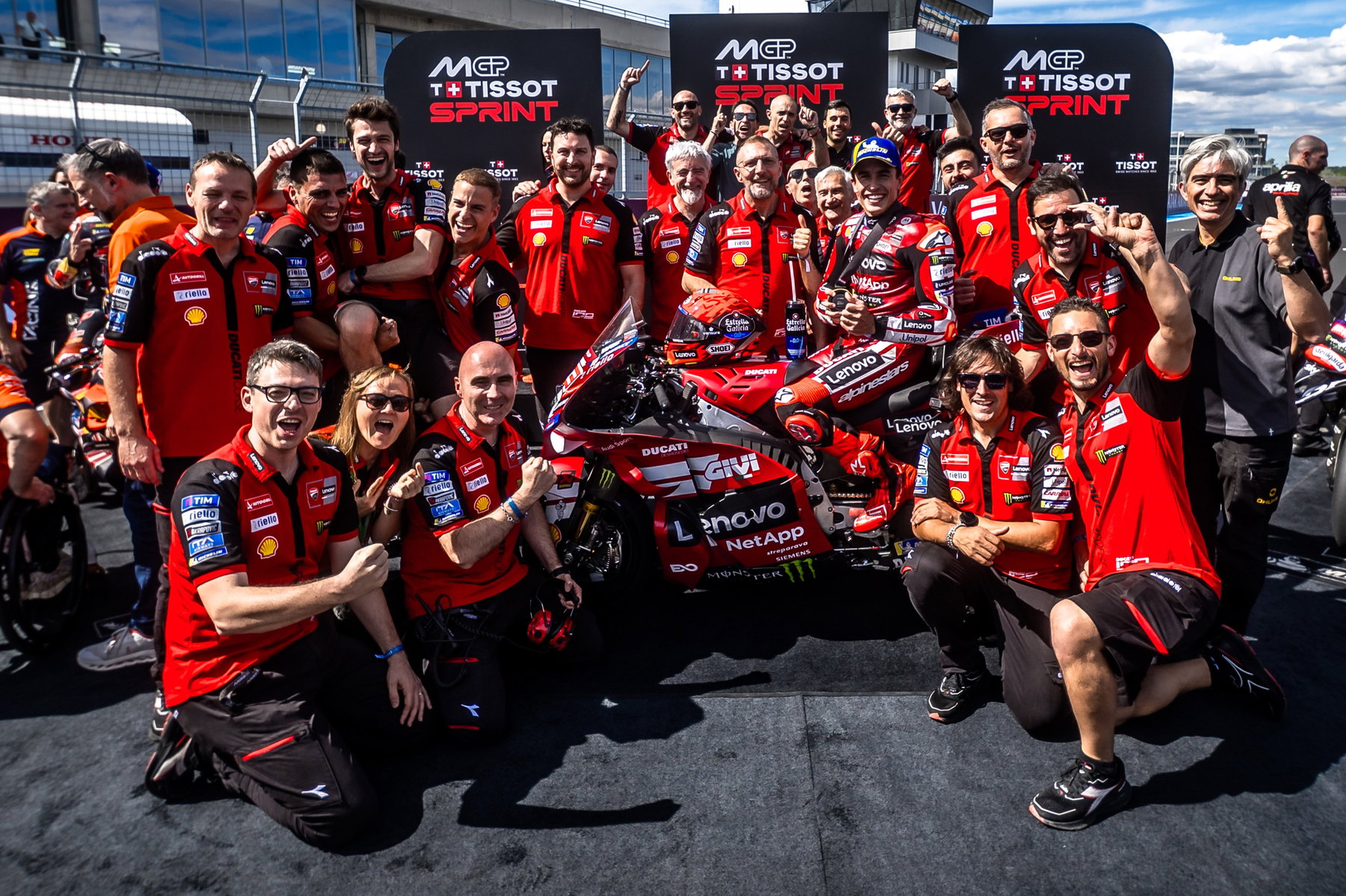 Pirelli baut keinen Marquez-Reifen: Worauf es 2027 wirklich ankommt 1 Das Ducati Lenovo Team feiert gemeinsam im Parc Ferme – MotoGP Ungarn GP Balaton Park 2026