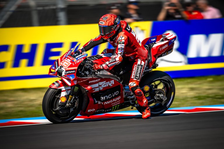 Marc Marquez auf der roten Ducati Desmosedici GP26, Seitenansicht auf der Strecke – MotoGP Ungarn GP Balaton Park 2026