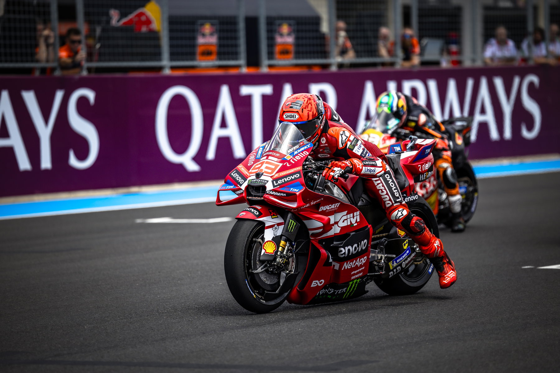 Marc Marquez auf der Ducati Desmosedici GP26 hinter einem weiteren Fahrer vor Qatar-Airways-Banden – MotoGP Ungarn GP Balaton Park 2026
