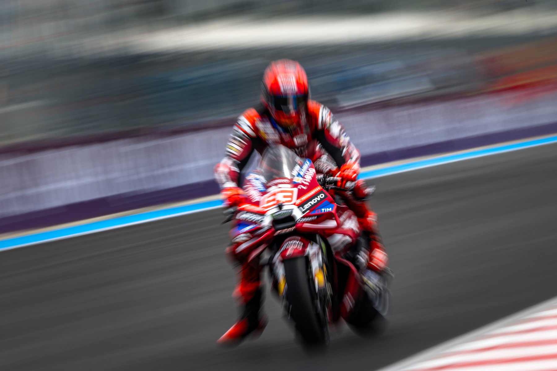 Marc Marquez holt 100. Sieg: Martin räumt Bezzecchi in Ungarn ab 5 Marc Marquez auf der Ducati Desmosedici GP26 in Schräglage – MotoGP Ungarn GP Balaton Park 2026