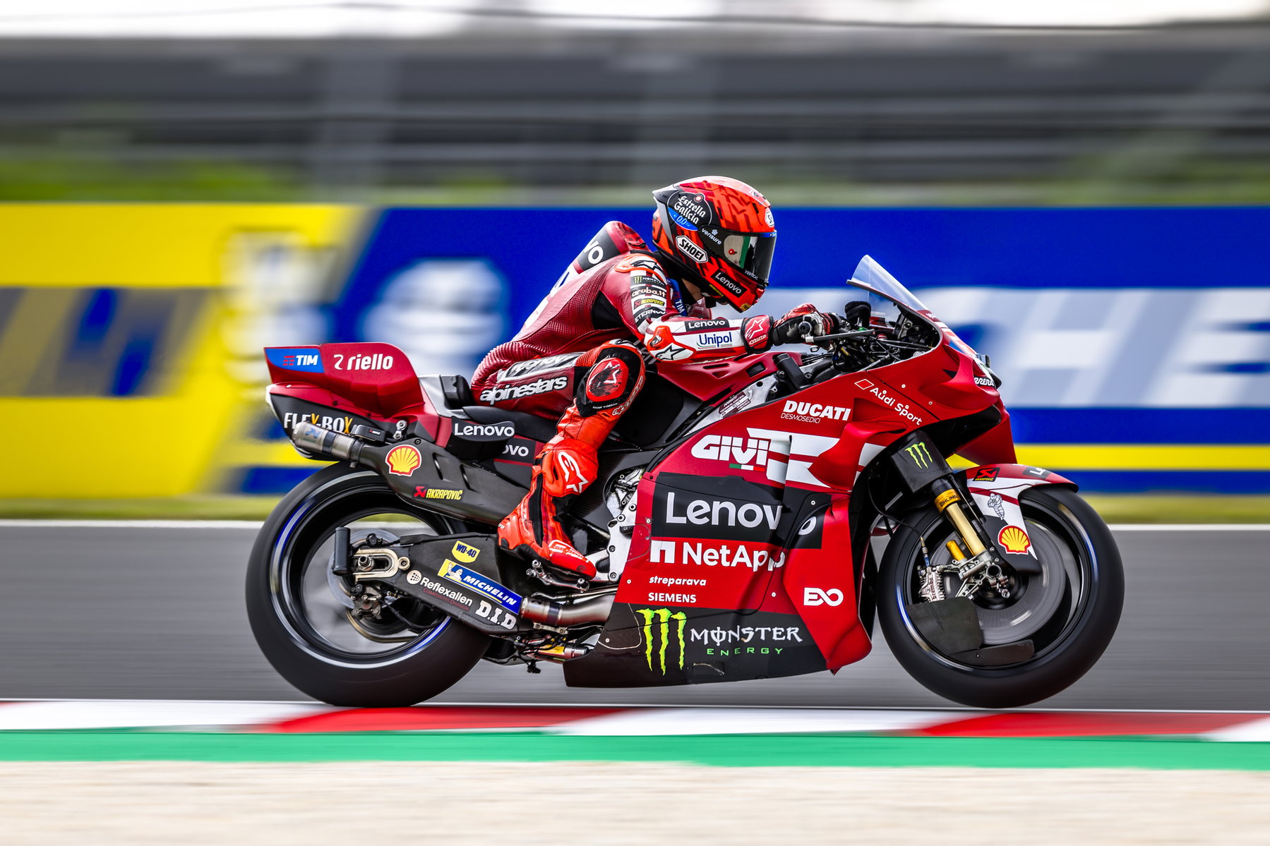 Marc Marquez auf der Ducati Desmosedici GP26 in Schräglage, Nahaufnahme – MotoGP Ungarn GP Balaton Park 2026